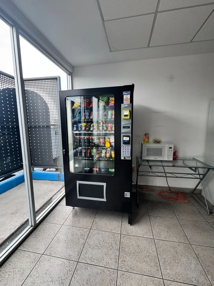 Máquina combo de Paseo Vending en una oficina